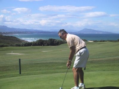golfer in ilbarritz near the oyam campsite