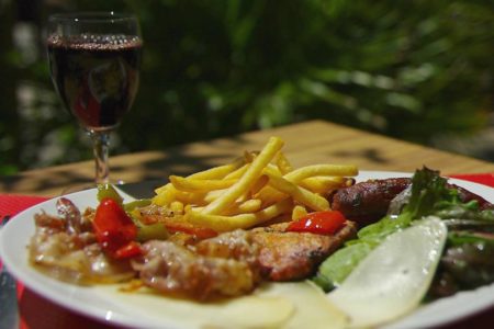 comida local en el café oyam
