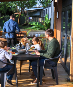 4 izarreko kanpina Bidarten: Luxuzko etxe mugikorra plantxa, spa eta kargatzeko estazioarekin