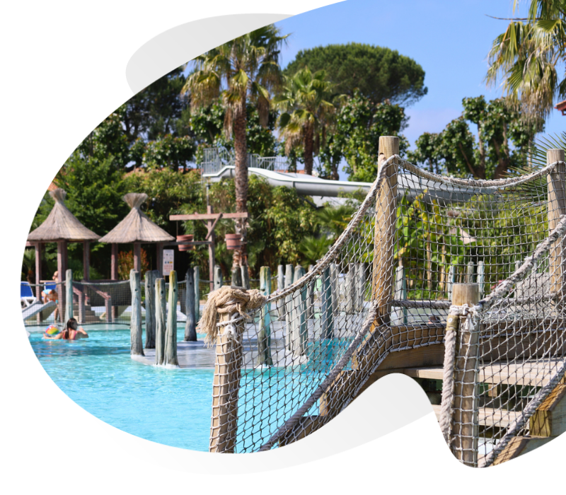 Piscine Aquatique Avec Toboggans Camping Oyam